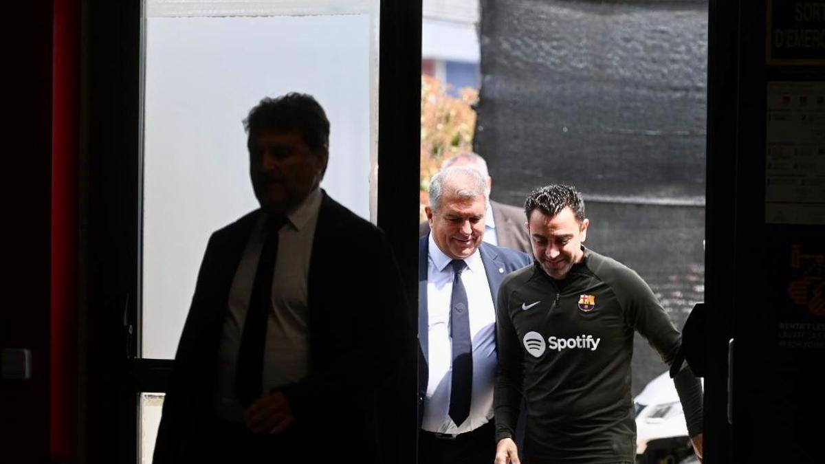 Laporta y Xavi entran en la ciudad deportiva del Barça en Sant Joan Despí para anunciar la continuidad del técnico.