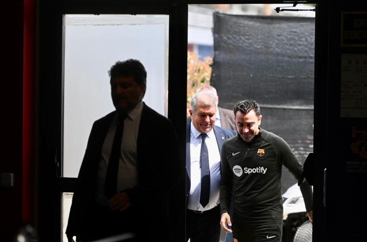 Laporta y Xavi entran en la ciudad deportiva del Barça en Sant Joan Despí para anunciar la continuidad del técnico.