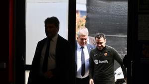 Laporta y Xavi entran en la ciudad deportiva del Barça en Sant Joan Despí para anunciar la continuidad del técnico.