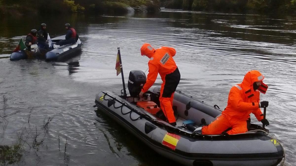 Un operativo en el río Miño de búsqueda de un desaparecido en Monçao en 2018. // FdV