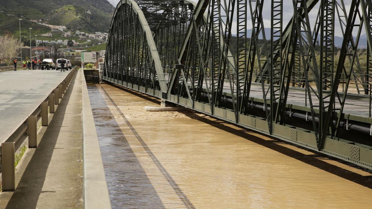 Crecida del río Guadalhorce a su paso por el Puente de Hierro de la Estación de Cártama