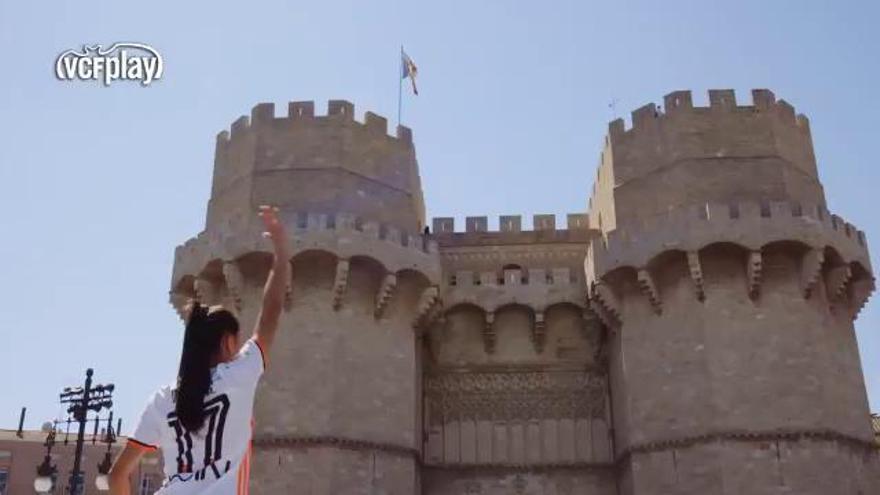 El Valencia Femenino prepara el Derbi en las calles de Valencia