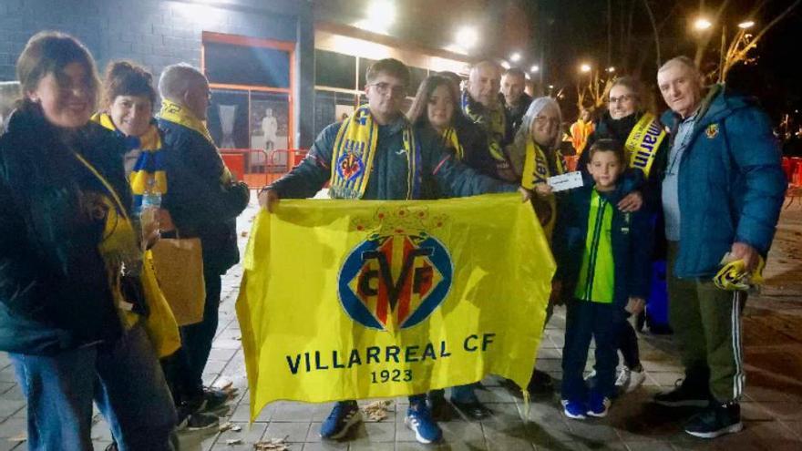 Galería | Aficionados del Villarreal tiñen Mestalla de amarillo en la previa del derbi