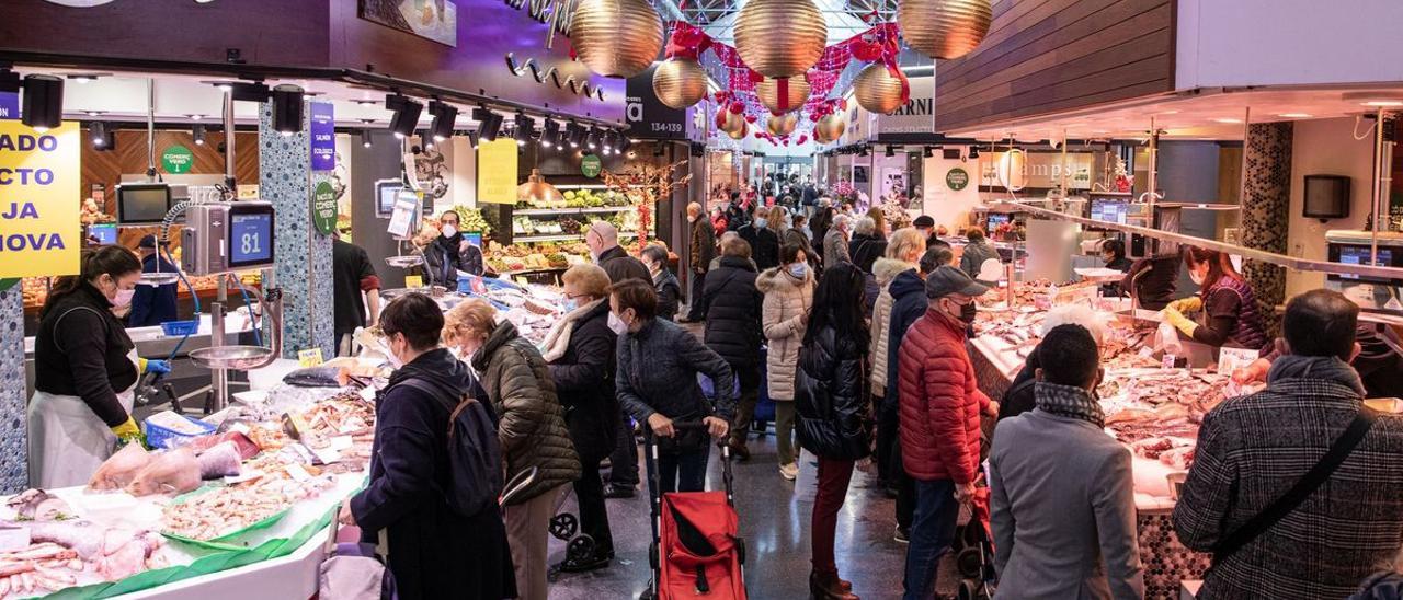 Compradores en el mercado de Sant Antoni de Barcelona, este viernes.