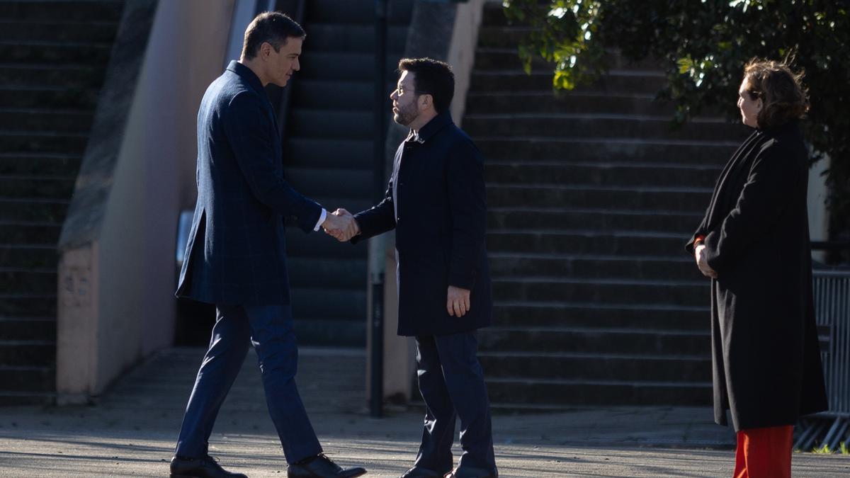 Larga conversación entre Sánchez y Aragonés antes de recibir a Macron.