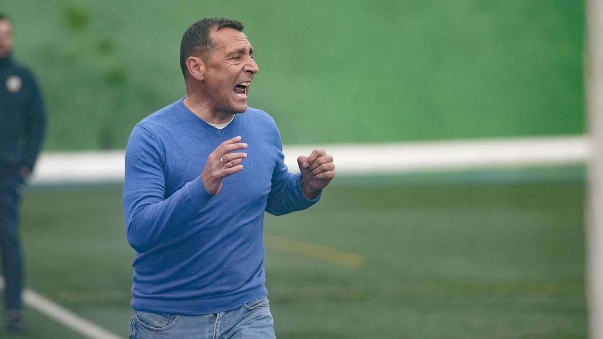 Juan Carlos Quero da indicaciones a sus futbolistas durante un encuentro del presente curso.