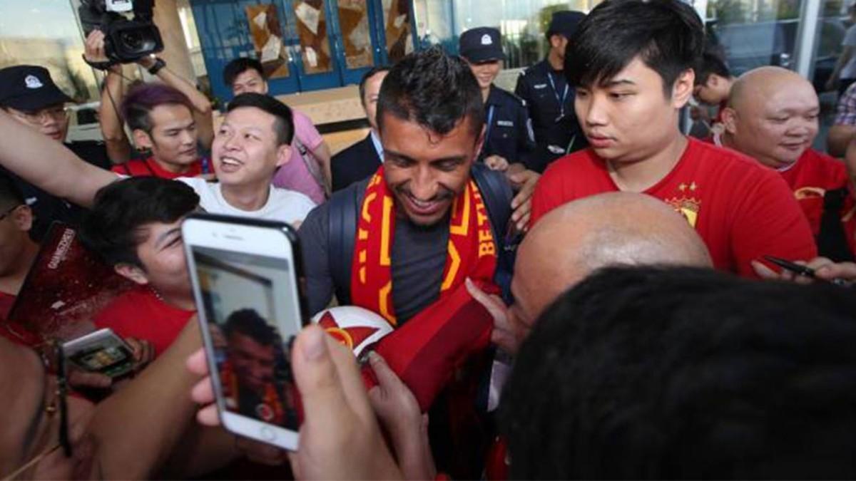 Paulinho, recibido como un héroe en China