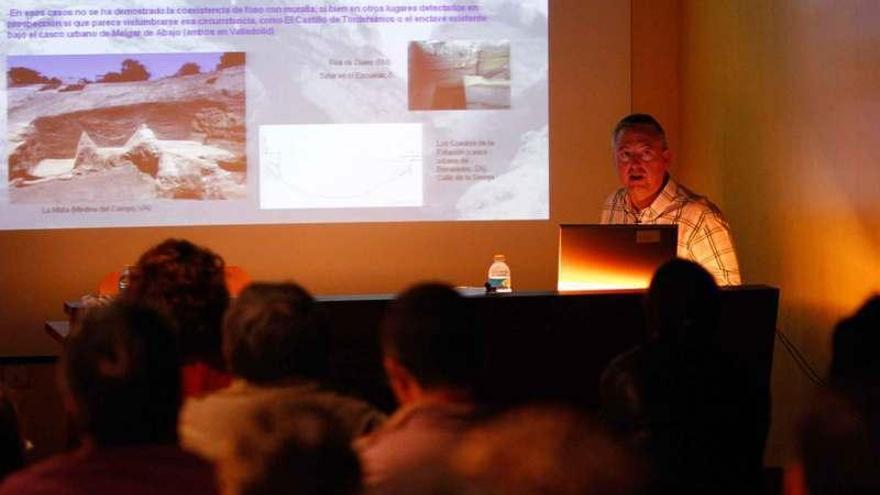 El arqueólogo Jesús Carlos Misiego, durante su conferencia del Congreso Internacional de Fortificaciones en la Edad del Hierro.