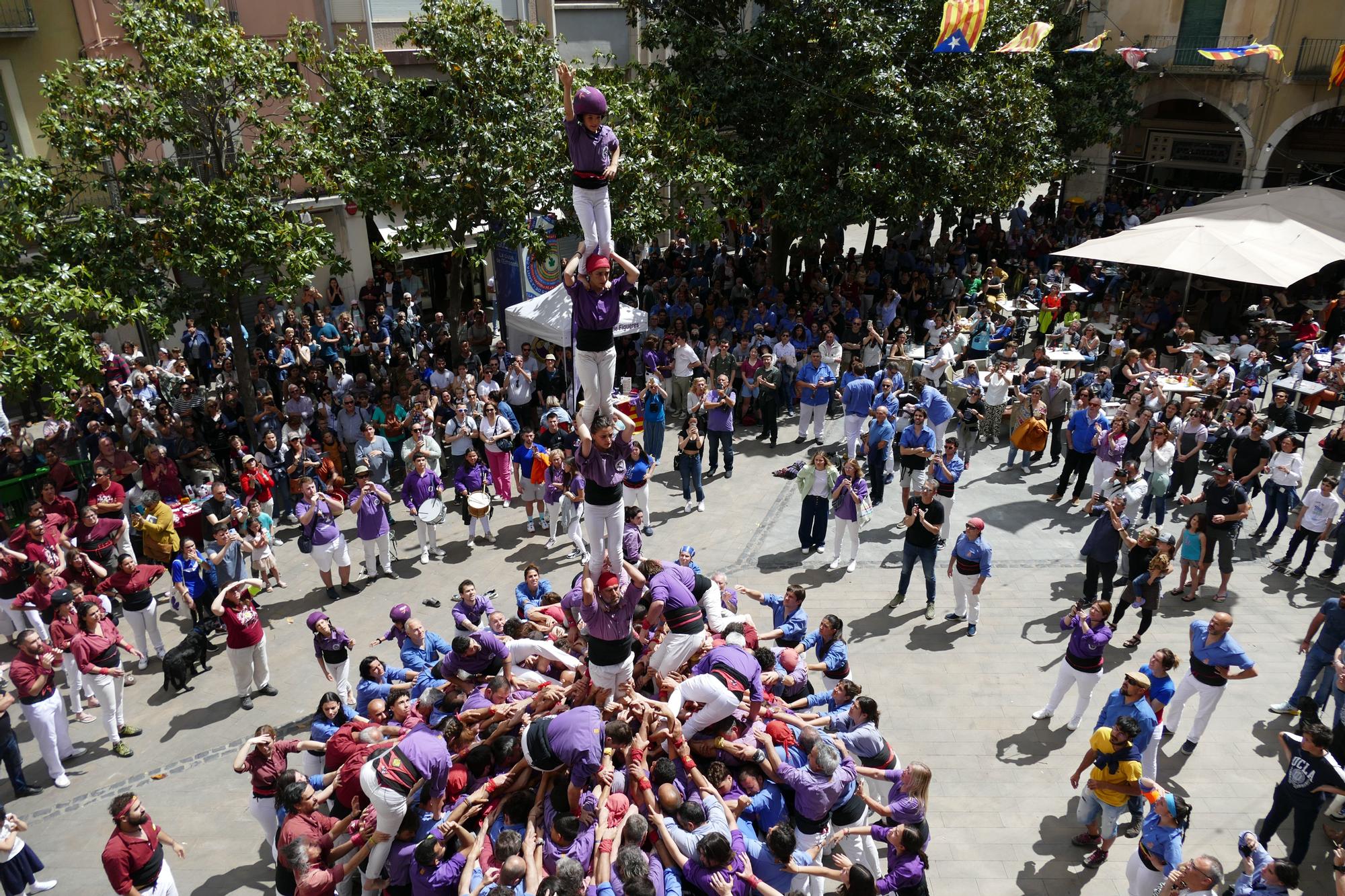 La plaça es tenyeix de colors amb la Diada Castellera de Santa Creu