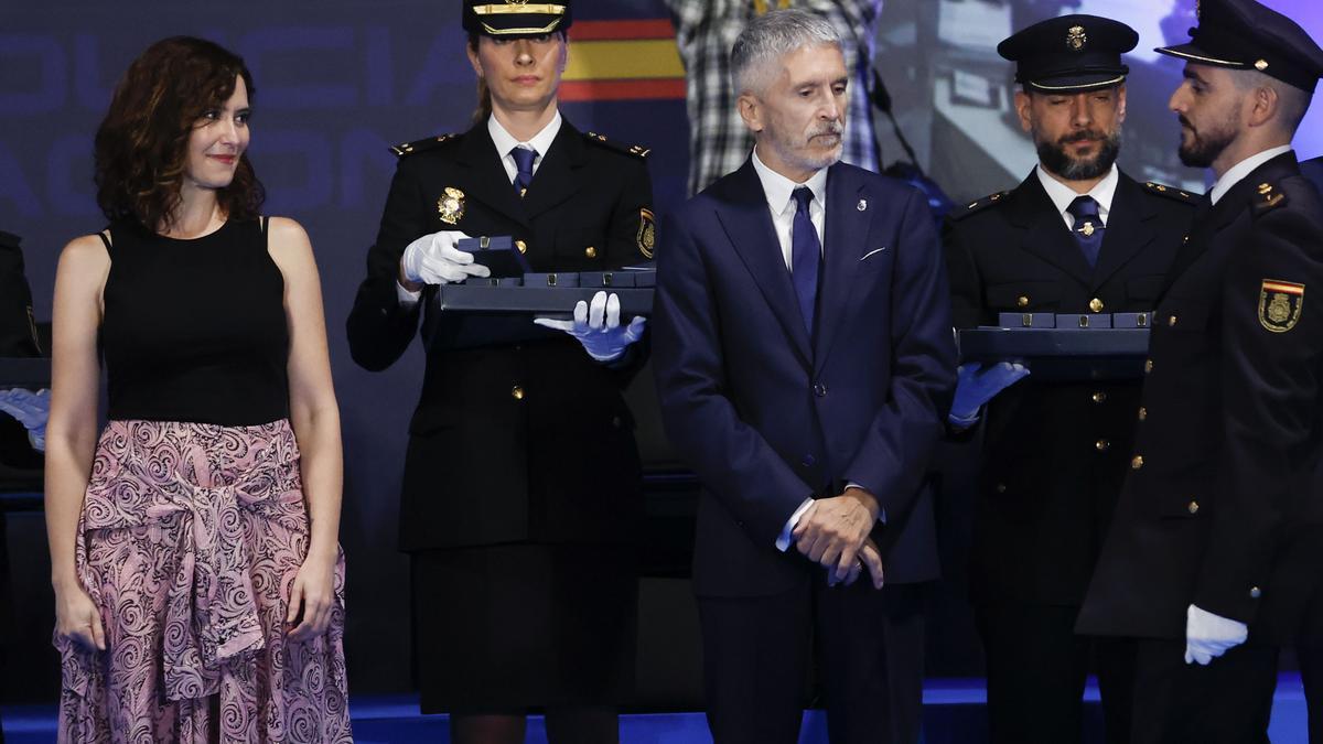 El ministro del Interior, Fernando Grande-Marlaska y la presidenta de la Comunidad de Madrid, Isabel Díaz Ayuso en la entrega de condecoraciones por el Día de la Policía esta mañana en Madrid.