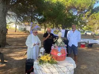 La Virgen del Carmen procesiona en barco dragón