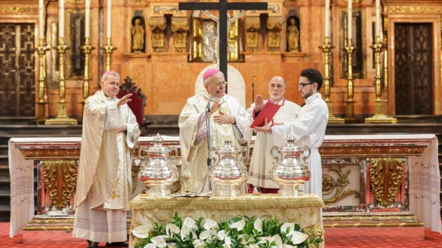 El obispo celebra la Misa Crismal con los sacerdotes de la diócesis