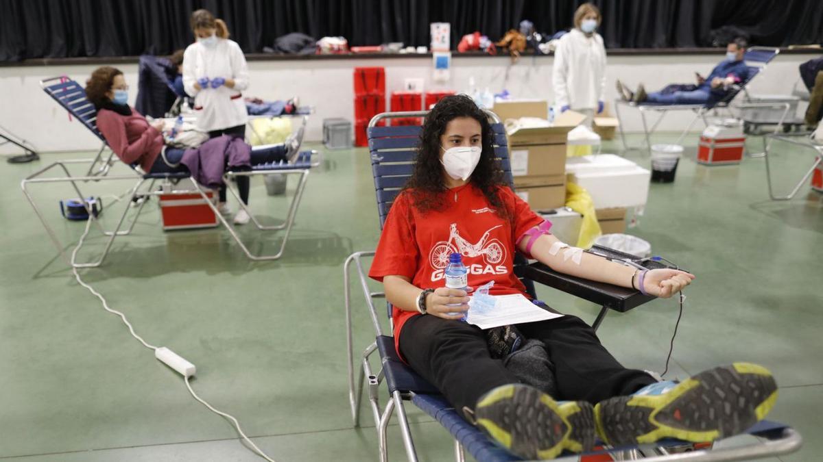 Persones donant sang, en una imatge d’arxiu.
