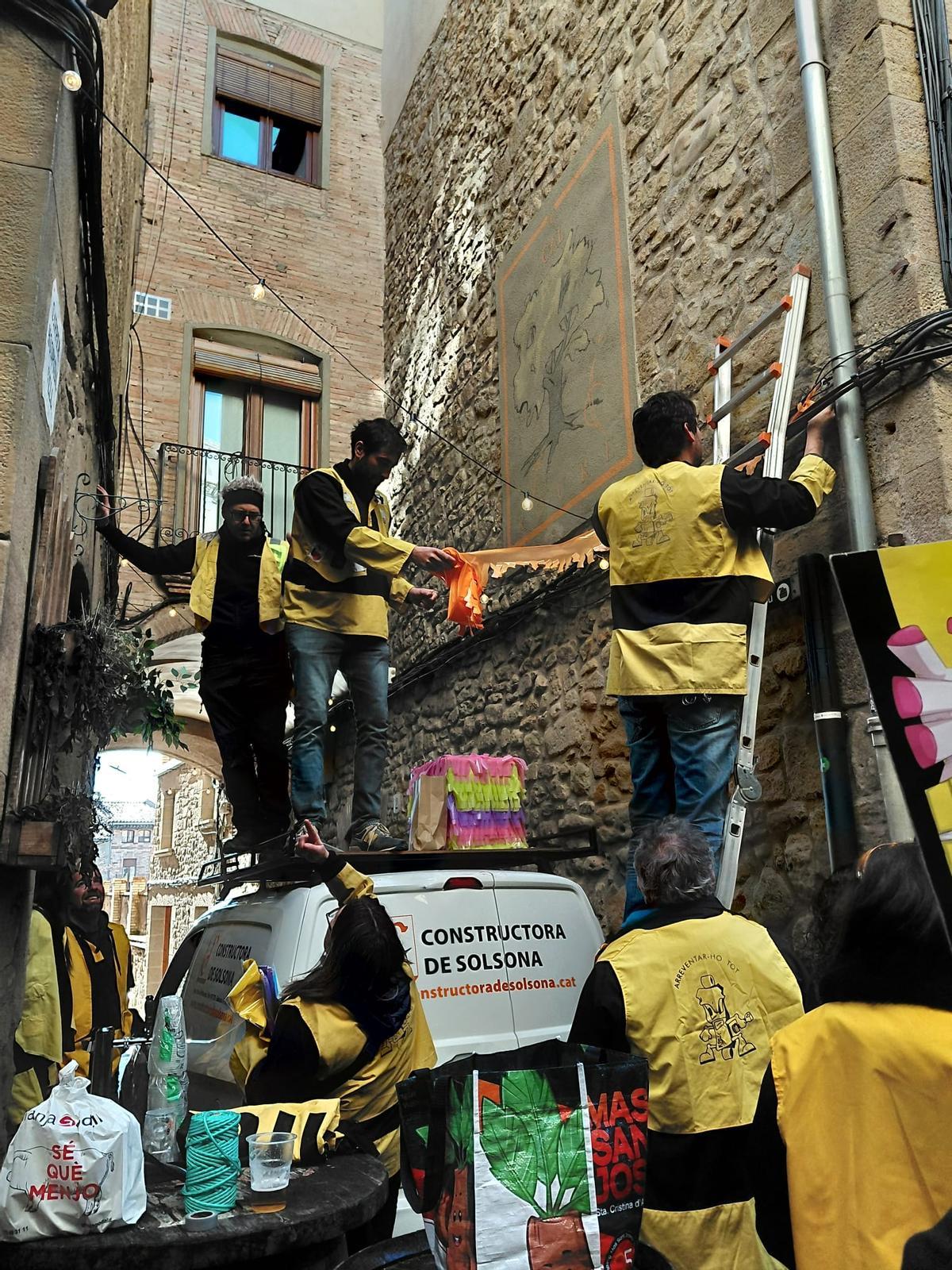 Solsona ja llueix de Carnaval amb les Enramades dels carrers