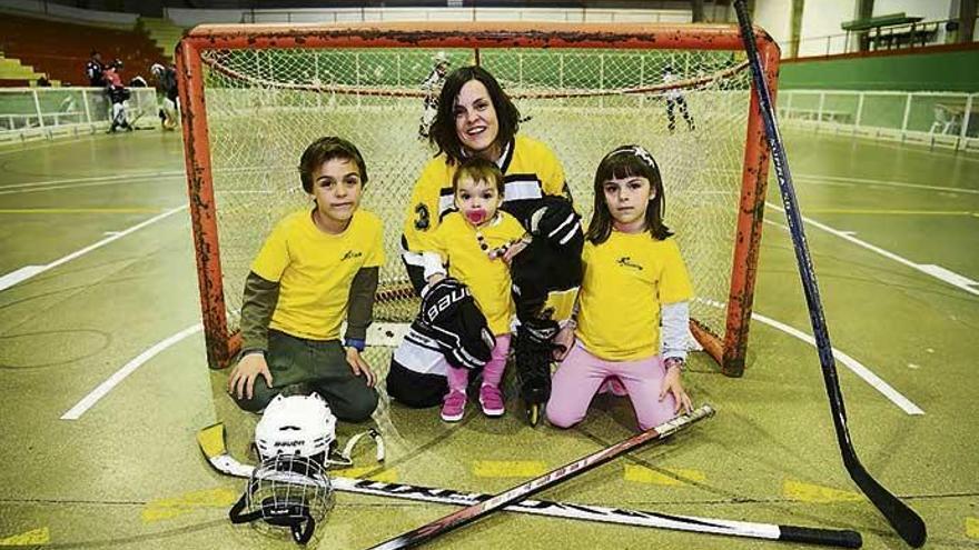 Elena González, junto a sus tres hijos, Teo, Ada y Lía, en la Polideportiva de Riazor donde entrena.