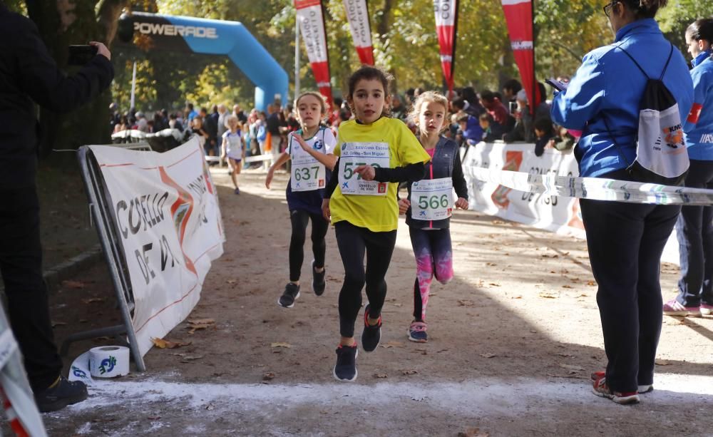 Más de 1.100 jóvenes atletas desafían a las bajas temperaturas para participar en la tradicional carrera de cross escolar.