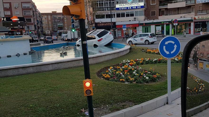 El vehículo accidentado acabó en la fuente de la plaza de Cruz del Humilladero.