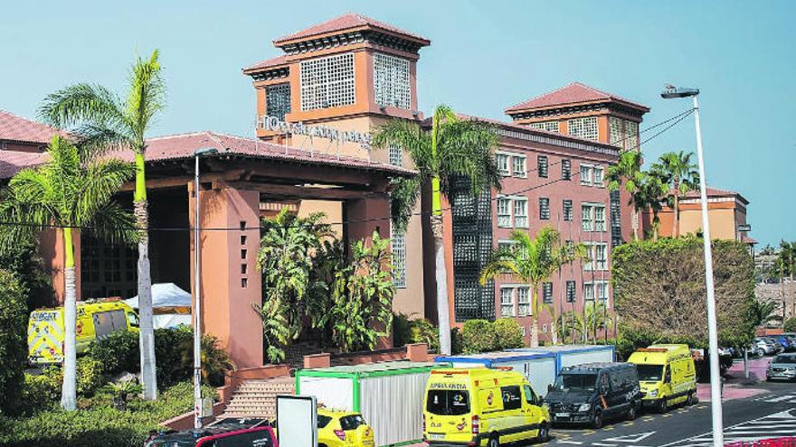 El hotel H10 Costa Adeje Palace con el despliegue de medios sanitarios y autoridades policiales.