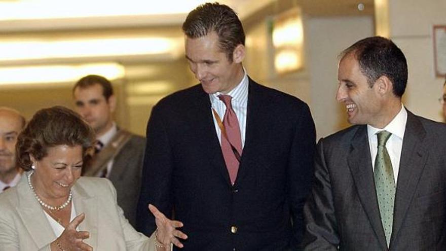 Urdangarin, con Rita Barberá y Camps, durante la inauguración del congreso Valencia Summit en 2004.