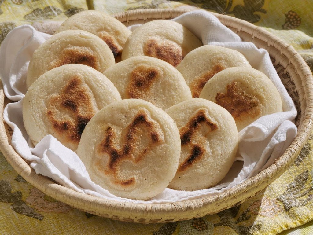 Las arepas forman parte del desayuno tradicional colombiano.
