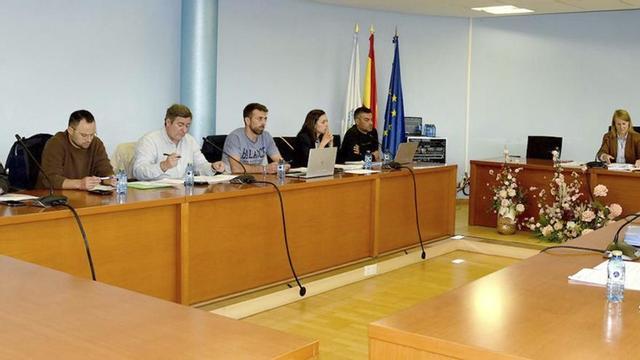 Imagen de archivo de un pleno de Salceda, con los concejales del BNG, PSOE y MS. | D.P.