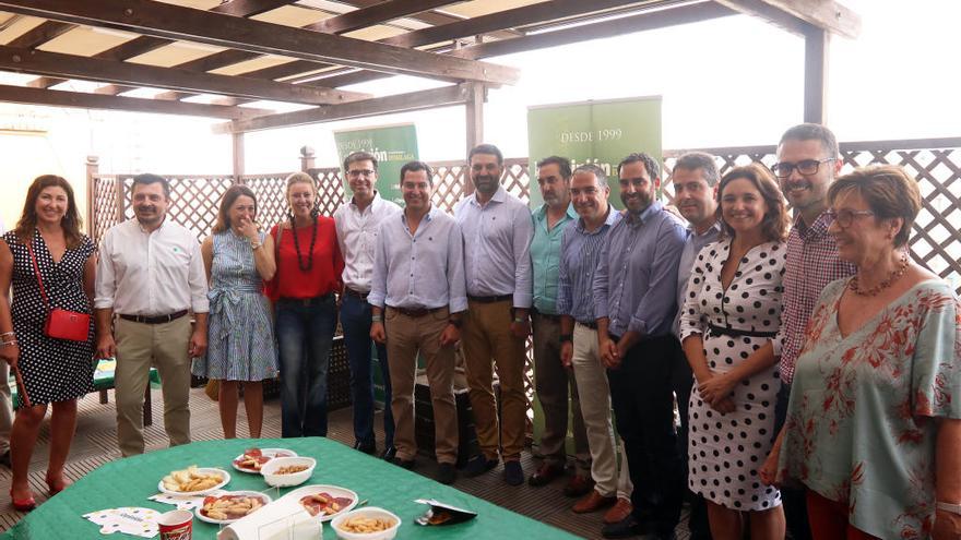 La Feria y La Opinión de Málaga consiguen fotos poco probables como ésta: destacados responsables del PP y del PSOE, posando juntos y felices en la terraza del periódico.