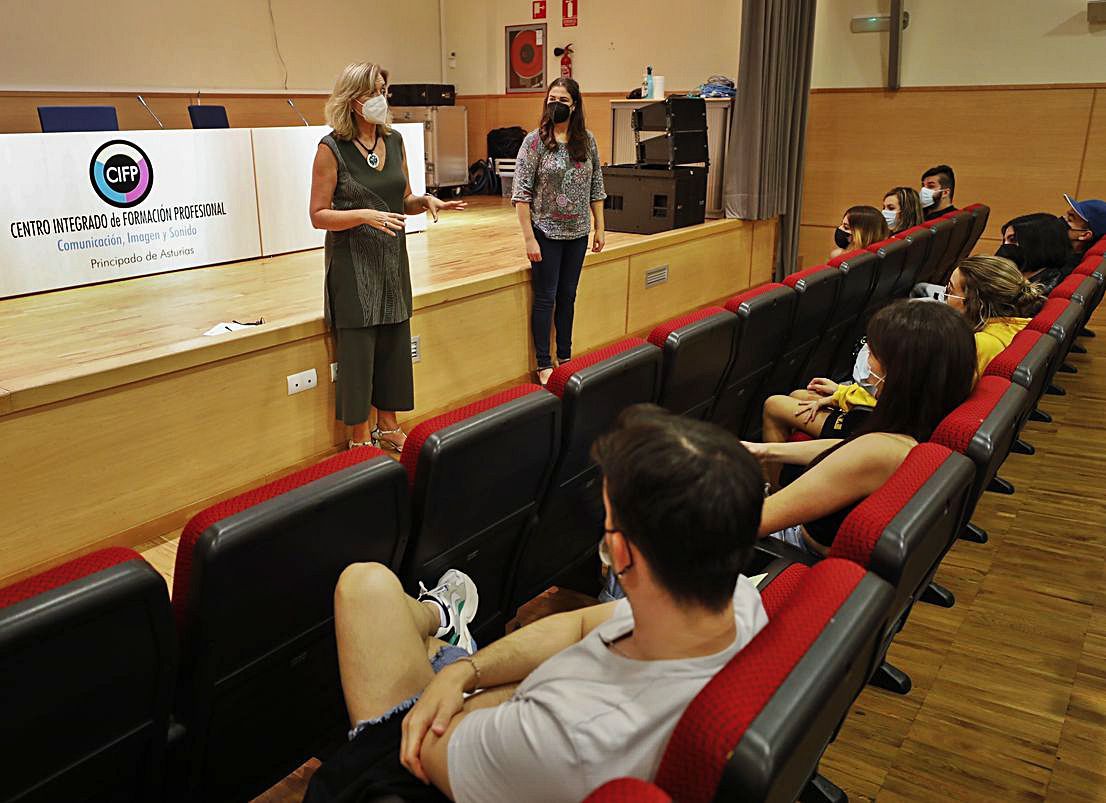 La directora, Maribel Lugilde, recibe a estudiantes de FP en el primer día de clases. | Luisma Murias