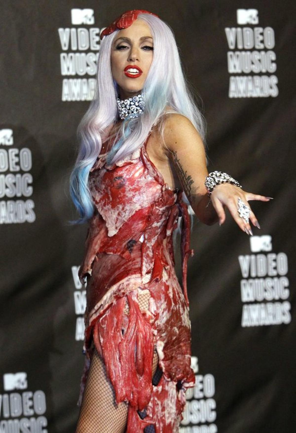 Lady Gaga, con el famoso vestido de carne (filetes de ternera) con el que acudió a los MTV Video Music Awards en el 2010. Fue un diseño de Franc Fernández y Nicola Formichetti.