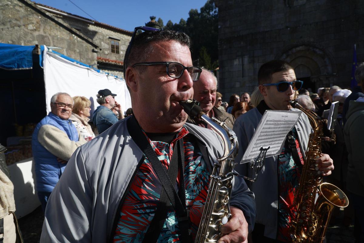 La pasión por la Candelaria ilumina Castrelos