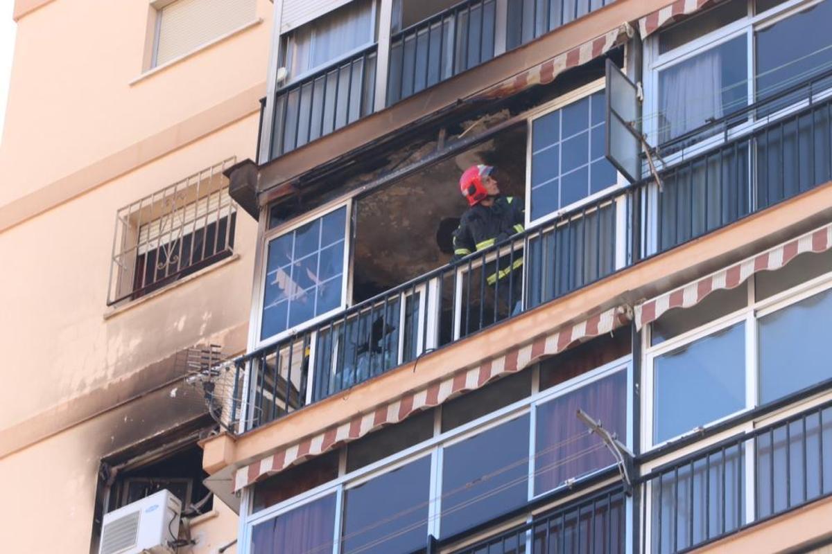 Las llamas se declaraban en la octava planta de un edificio situado en la Plaza de Ronda, en el distrito de Ciudad Jardín Las llamas se declaraban en la octava planta de un edificio situado en la Plaza de Ronda, en el distrito de Ciudad Jardín