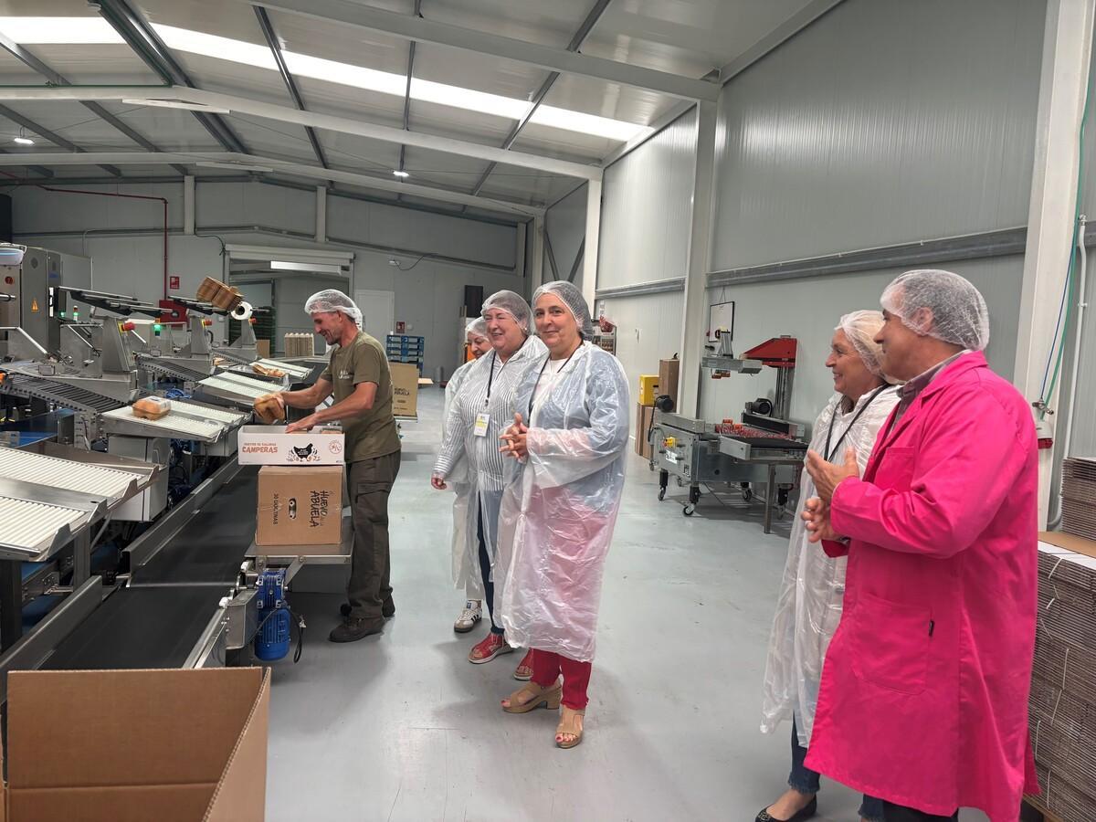 Belén do Campo, centro, durante a súa visita ás instalación de Ecocentro en Melide