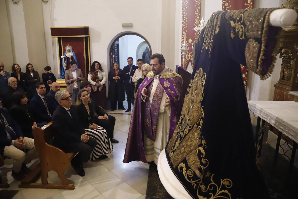 Presentación de la túnica del Rescatado de Córdoba restaurada con las ayudas de la Diputación el año pasado.