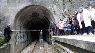 El Ministerio intenta zanjar el escándalo de los trenes de FEVE fulminando a dos mandos intermedios