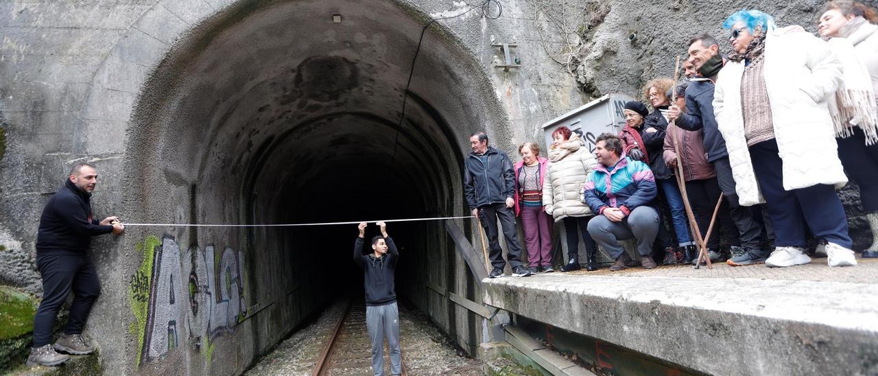 Un grupo de vecinos de Cudillero protagoniza una &quot;medición irónica&quot; para &quot;informar&quot; a Renfe y Adif de las dimensiones &quot;reales&quot; de un túnel de Feve.