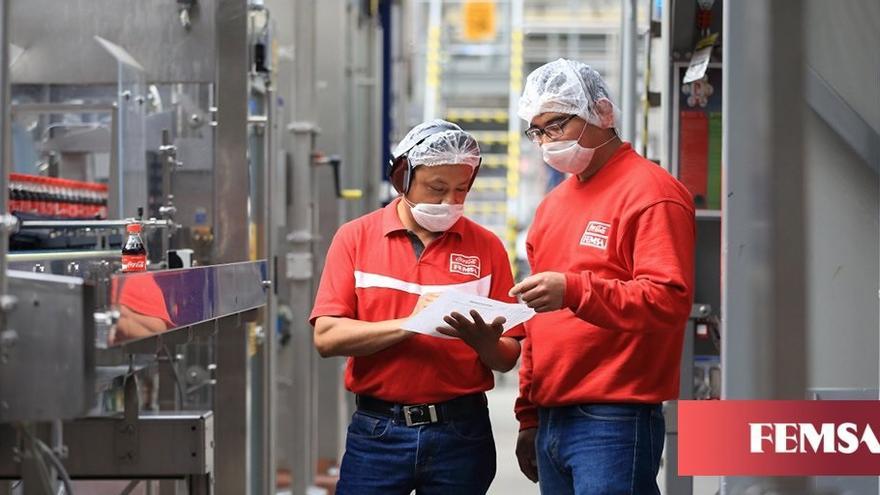 Imagen de dos trabajadores.