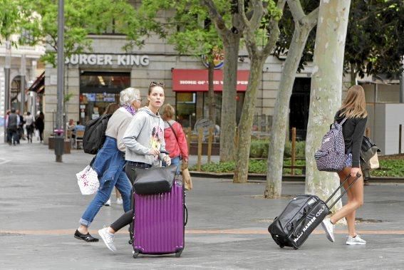 Wegkreuz, Treffpunkt, Schlafgelegenheit, Tanzparkett: Die Plaça d'Espanya ist das Herz Palmas. Ein Tag auf einem Platz im Wandel.