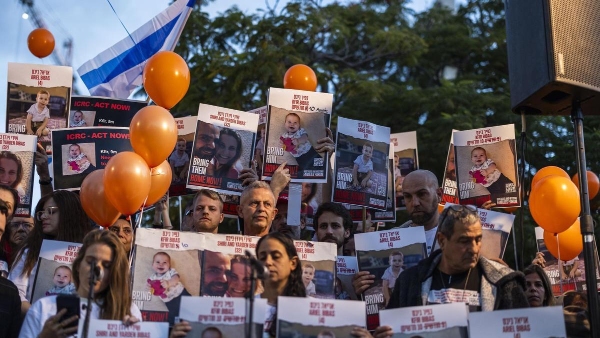 Acto en Tel Aviv para reclamar la liberación del matrimonio Shiri y Yarden Bibas y sus hijos Kfir, de 10 meses, y Arie, de 4.