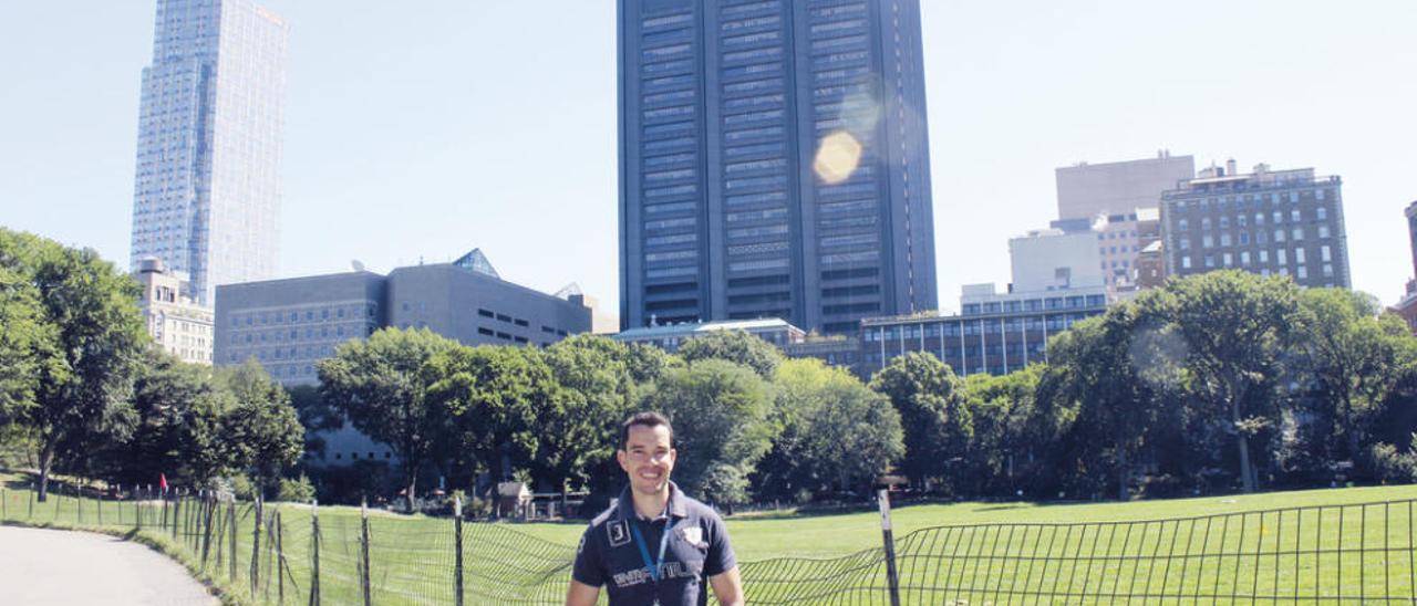 Carlos Álvarez, en Central Park y con el Mount Sinai a sus espaldas.