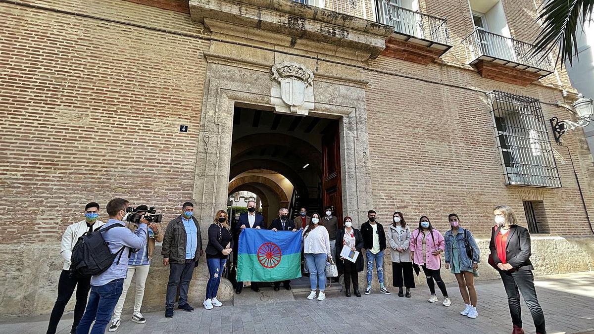 El vicepresidente Rubén Martínez Dalmau con el Tío Francisco y otros representantes de FAGA. | L. B. B.