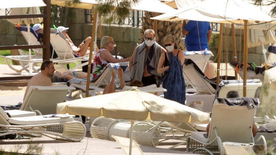 Los últimos huéspedes del H10 Costa Adeje Palace pasan el último día de cuarentena en la piscina.