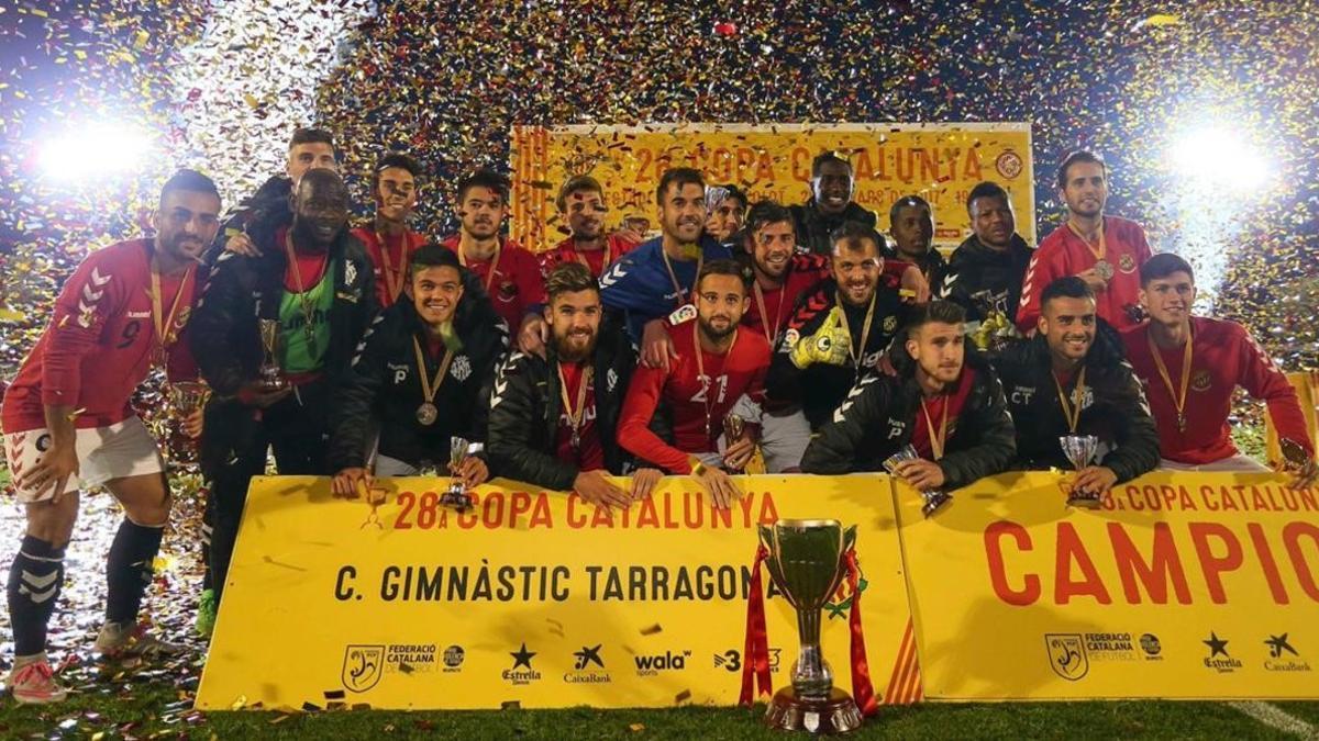 Los jugadores del Nàstic celebran el triunfo, este martes en Olot.