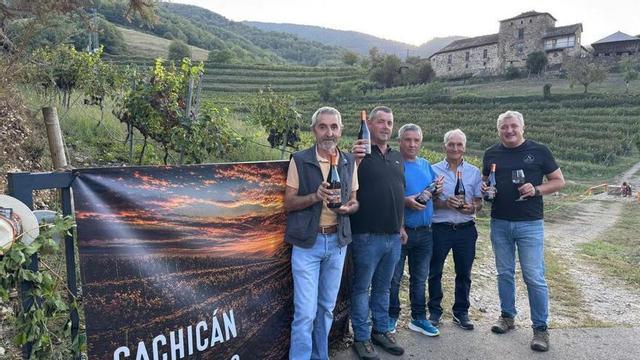 Por la izquierda, David Barrero, Roberto Leiguarda, Manuel Abad, José Antonio Uría y Lalo Méndez León, en la presentación del vino «Cachicán tinto», con el viñedo de la bodega Siluvio a su espalda.  | R. D. Á.