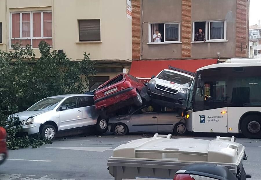 Un autobús de la EMT embiste media docena de coches en Héroe de Sostoa.