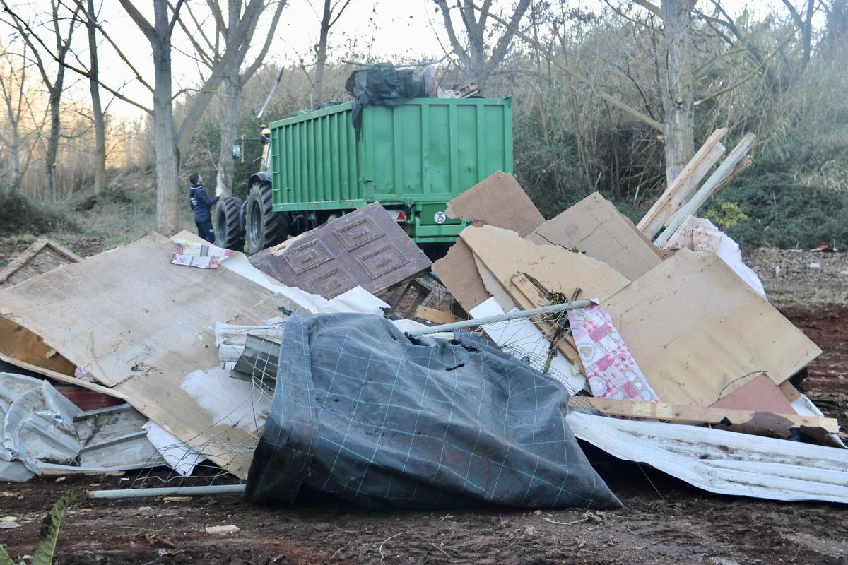 Dispositivo para eliminar un conjunto de barracas junto al Besòs en Montcada i Reixac