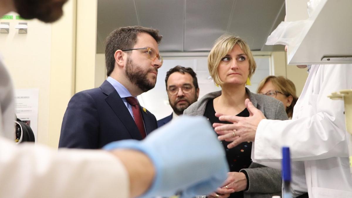 Pere Aragonès y Alba Vergés de visita a unas instalaciones sanitarias.