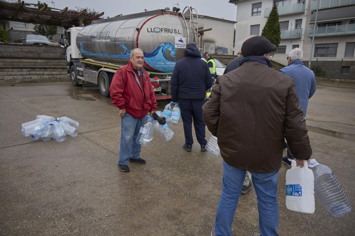 20260122 Veins de Sils agafen aigua potable d´un camió cisterna a causa que per culpa del temporal Harry, no tenen aigua potable a les llars.