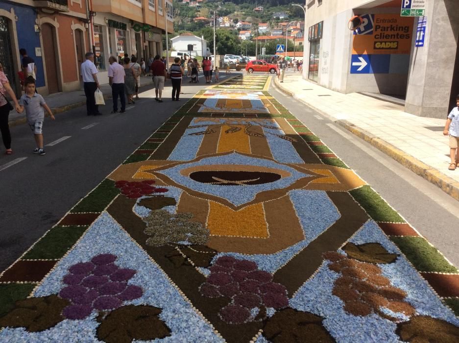 Cuando aún quedan varias horas para la procesión del Corpus las calles de Bueu ofrecen ya su mejor aspecto