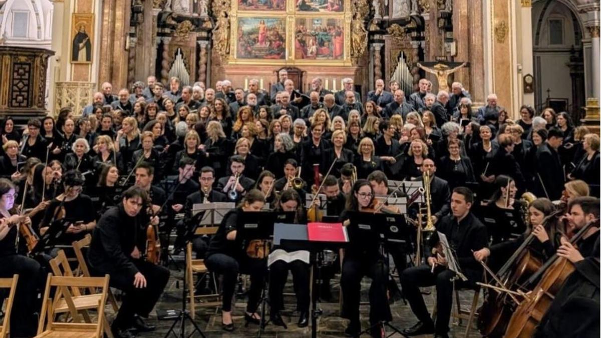 Actuación de la Coral de la Unión Musical de Torrent en la catedral de València