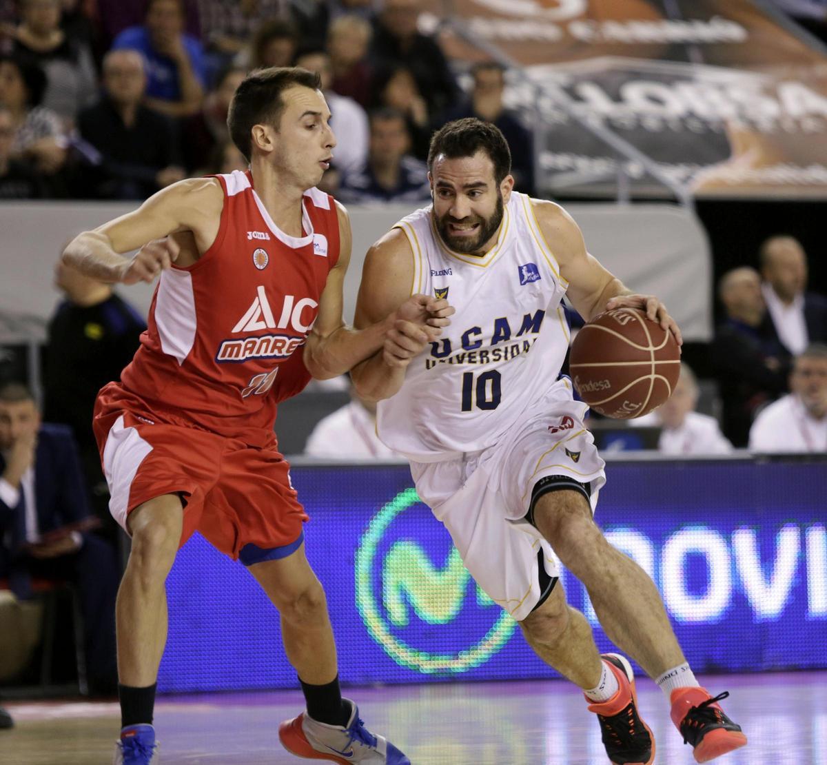 Álex Hernández defiende a Carlos Cabezas en un partido Manresa-UCAM Murcia