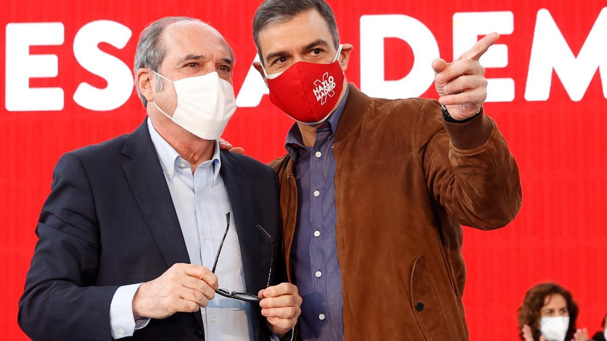 El presidente del Gobierno, Pedro Sánchez, con el candidato socialista el 4-M, Ángel Gabilondo, durante un acto de campaña en Getafe este 25 de abril de 2021.